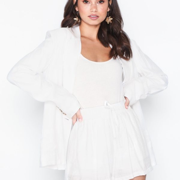 White relaxed shorts